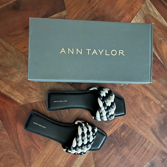 Ann Taylor - Woven Puffy Leather Black & White Slide Sandals NEW in box - size 7 - Picture 2 of 8